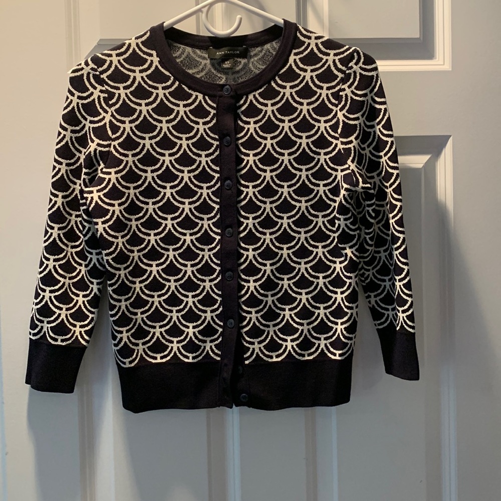 Beautiful scalloped design Ann Taylor cardigan!